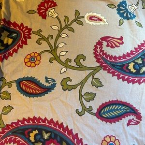 King-size duvet cover PLUS 2-king size pillow cases.